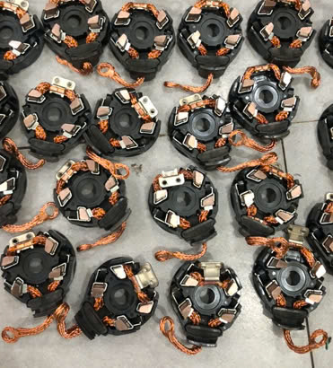 GIÁ CHỔI THAN ĐỀ TOYOTA FORTUNER MÁY XĂNG GIÁ RẺ