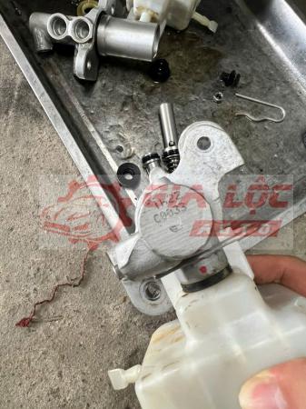 TỔNG PHANH VINFAST LUX A THÁO XE