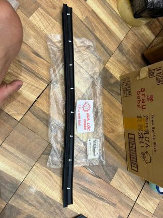 GIOĂNG CÁNH CỬA HYUNDAI PORTER 2 821504F000 NẮP DƯỚI CHÂN CÁNH XỊN CHÍNH HIỆU